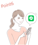 Point6 女性がLINEを操作しています。